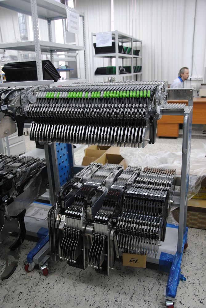 Дополнительный набор питателей для лент - для монтажа печатных плат, содержащих большую номенклатуру компонентов, максимум 240 номиналов